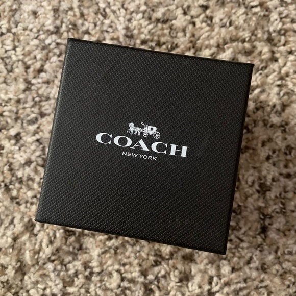 COACH Traditional Round PERRY Watch with Finished Silver Leather Strap